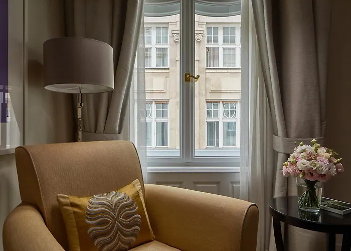 Отель Four Seasons Gresham Palace