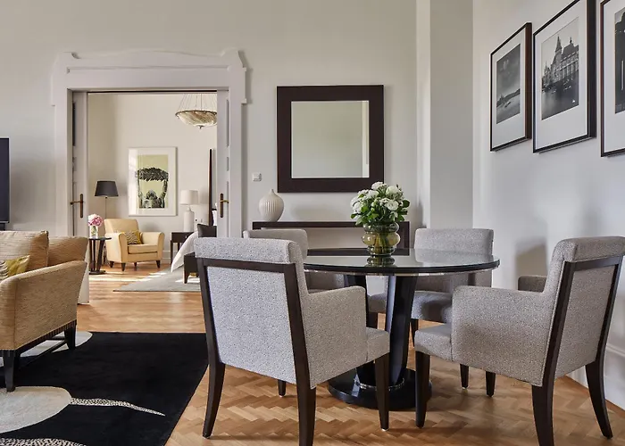 Отель Four Seasons Gresham Palace