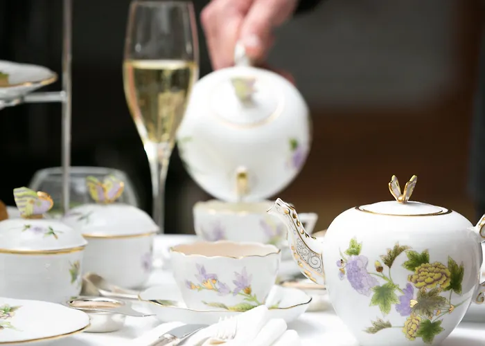 Отель Four Seasons Gresham Palace