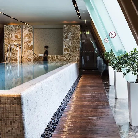 فور سيزونز جريشام بالاس فندق 5*